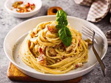 Спагети Карбонара с кашкавал и бял сос от бекон, сметана и жълтъци в мултикукър - снимка на рецептата